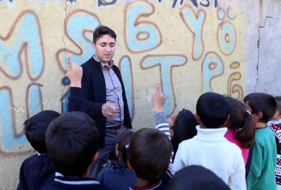 <p>"Bunları çocuklara aşılamamız, eğitim öğretimin mimarı olan biz öğretmenler bunları yapmamız gerekiyordu. Aldığımız maaşı hak etmemiz lazım. Aslında görevimizi yaptık. Çocuklarımızı ve köylülerimizi güldürdük, kendimiz güldük. Mutluyuz, okulumuz değişti. Temiz, rahat ve güvenli bir ortamda eğitim öğretim görüyoruz."</p>

<p> </p>
