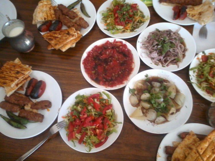 <p>Tüm bu gerçekler ortadayken onun yaşantısında ”yemek sırası” sorusunun cevabını bulmak imkansız ve bu sorunun cevabını aramak da onun yaşantısından ne kadar uzak olduğumuzun acı bir gerçeği oluyor.</p>

