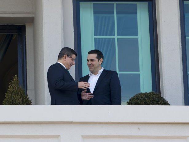 <p>Başbakan Ahmet Davutoğlu Çankaya'nın balkonundan Yunan Başbakanı Çipras'a Ankara'yı anlattı.</p>
<p> </p>