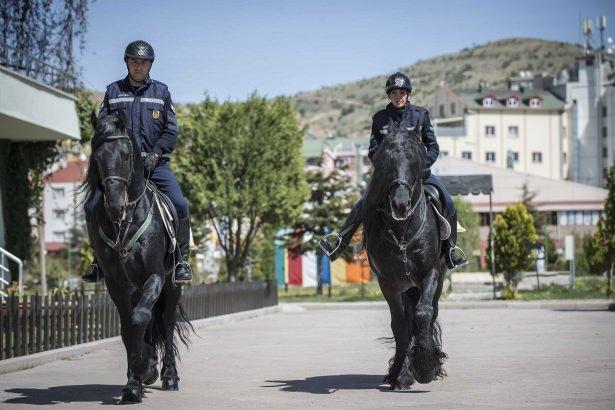 <p>Üniversite eğitiminin ardından 2011 yılında Jandarma Okullar Komutanlığı'na girerek 1 yıllık eğitim sonrasında astsubay olarak Bolu İl Jandarma Komutanlığına atandığını ifade eden Apaydın, şunları söyledi:</p>