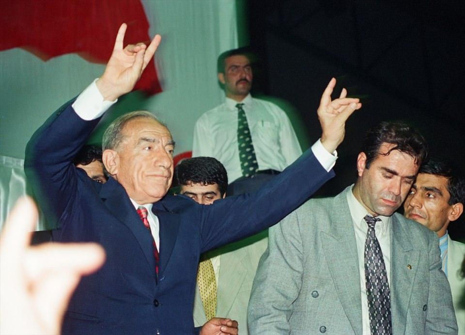 <p>9 Ekim 1994'te düzenlenen MHP 4. Olağan Büyük Kongresi'ne katılan genel başkan Türkeş, partilileri selamlarken görülüyor. </p>
