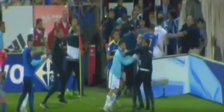 <p>Kavga büyürken Bosna Hersek antrenörü Stephane Gilli, Yunan futbolcu Gianniotas'a sert bir yumruk attı.</p>