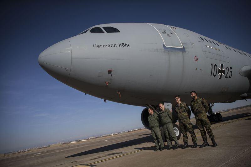 <p>Adana İncirlik Hava Üssü'nde Doğal Kararlılık Operasyonları kapsamında DAEŞ'e karşı mücadelede kullanılan Amerikan savaş uçakları tanıtıldı. Tanıtılan savaş uçaklarının arasında A-10 Thunderbolt, F-15E Strike Eagle ve Predator tipi insansız hava aracı da yer aldı.</p>
<p> </p>