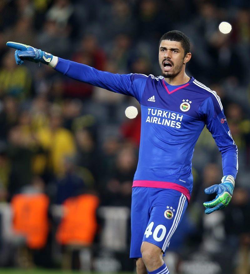 <p>FABİANO - Fenerbahçe'nin Porto'dan kiraladığı kaleci, Volkan Demirel'in bel fıtığından ameliyat olacağının kesinleşmesinin ardından Galatasaray maçında, Sarı Lacivertliler'in kalesini koruyacak.</p>

<p> </p>
