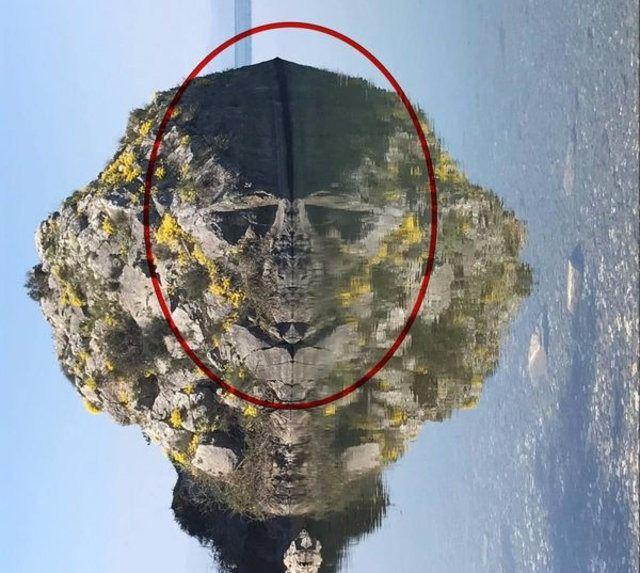 <p>Fotoğraf 90 derece sola çevrildiğinde, ortasında büyük bir kurukafa, onun içinde de yeleli aslan ve gözlük takmış maymun figürleri ortaya çıkıyor.</p>
<p> </p>
