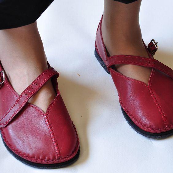 <p>Yüzde 100 orijinal deriden imal edilen ayakkabılar, yaz sıcaklarında  ayaklarınızın rahat etmesini sağlıyor. </p>
