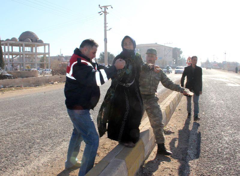 <p>Jandarma ekiplerinin biber gazıyla müdahale ettiği grup, bölgeden uzaklaştırıldı. </p>

<p> </p>
