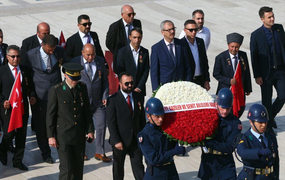 <p>Aylan ve beraberindeki heyet, 19 Eylül Gaziler Günü dolayısıyla, Anıtkabir'i ziyaret etti ve Atatürk'ün mozolesine çelenk bırakarak saygı duruşunda bulundu.</p>
