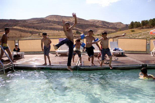 <p>Elazığ'ın Keban ilçesinde kaymakamlık tarafından Keban Baraj Gölü'nde Sosyal Destek Programı (SODES) kapsamında kurulan yüzer yarı olimpik havuza, sıcaktan bunalan vatandaşlar ilgi gösteriyor.</p>
