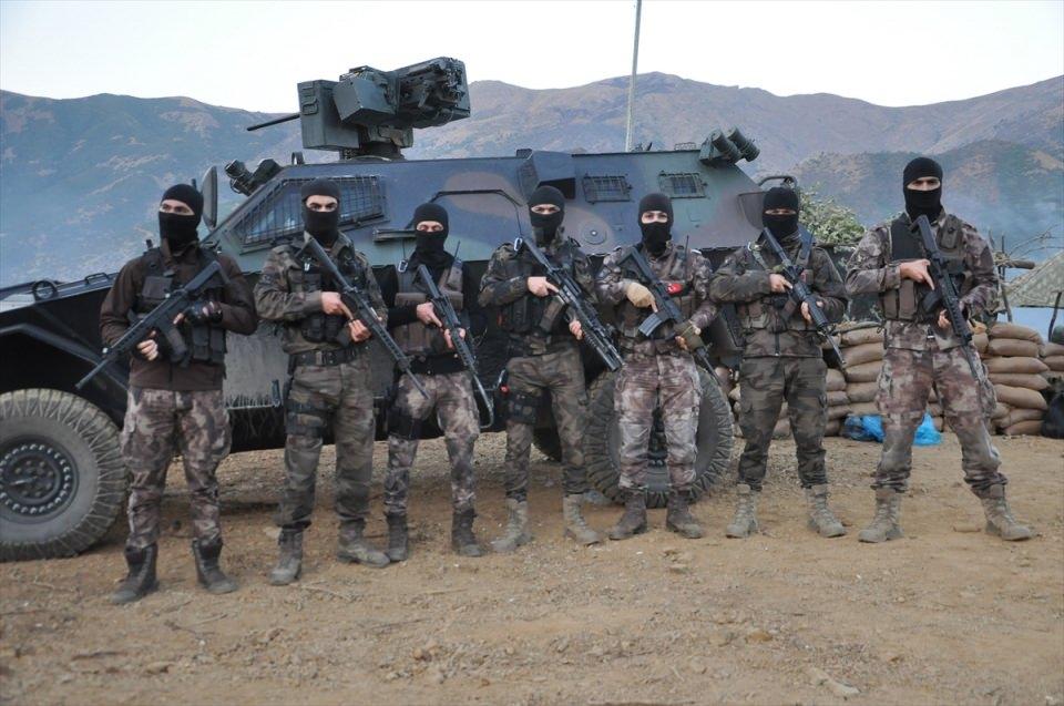 <p>Bulundukları bölgenin İran ve Irak sınırında yer aldığını anlatan bir özel harekat polisi ise şunları kaydetti:</p>