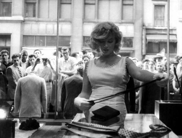 <p>Marilyn Monroe alışverişteyken ardında yaşanan izdiham...</p>

<p> </p>
