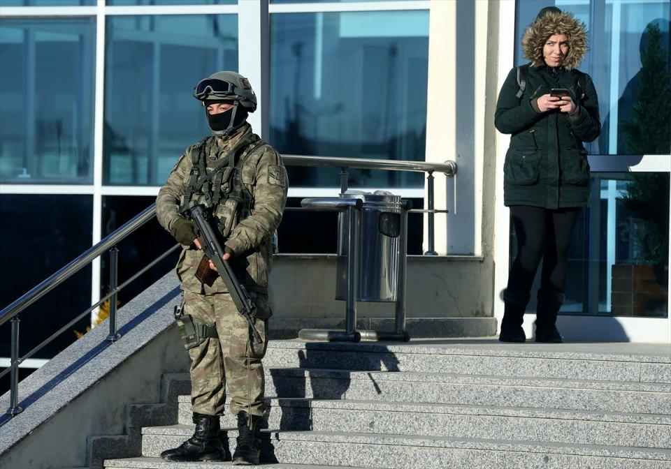 <p>Darbe girişimine ilişkin İstanbul'daki ilk duruşma, İstanbul 22. Ağır Ceza Mahkemesince Silivri Kapalı Ceza İnfaz Kurumu'nun karşısında oluşturulan mahkeme salonunda başladı.</p>
<p> </p>