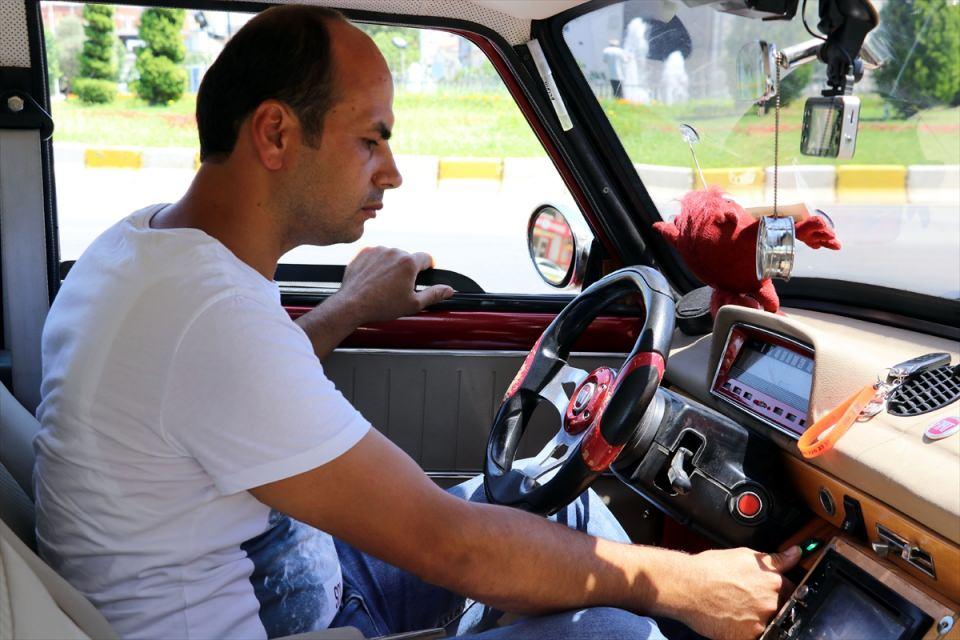 <p><strong>Çulhanoğlu, şöyle konuştu:</strong></p>

<p>"Murat 124 bir tutku. Bizim çocukluğumuz bunların üzerinde geçti. Babamın da 124'ü vardı. arabaya biraz kendi zevkimi kattım. Bugünkü teknolojiyi 124'e yansıttım, 4 cam otomatik, merkezi kilit, oto alarmı. Bir de benim projem olan kişiye özel konuşma özelliği yaptım. </p>
