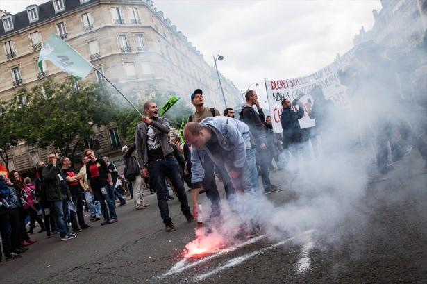 <p>Kentin Brotteaux Meydanı'nda farklı sendikalar &ouml;nc&uuml;l&uuml;ğ&uuml;nde toplanan yaklaşık 5 bin kişi, ellerinde d&ouml;vizlerle h&uuml;k&uuml;met karşıtı sloganlar atarak Jean Mace Meydanı'na y&uuml;r&uuml;d&uuml;.</p>

<p>&nbsp;</p>
