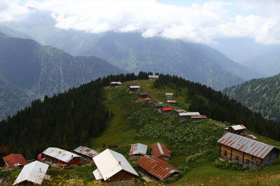 <p>Pokut Yaylası'nda evi bulunan İlyas Yamantürk, emekli olduktan sonra yaylaya yerleştiğini dile getirerek, "Buradan ayrılamıyorum. Gelenlerden ve bu güzelliği yaşayanlardan tek isteğimiz kirletmeden gitsinler. İnsanlara huzur ve mutluluk veren bu yaylaya hepimiz sahip çıkalım ve bu güzellikleri koruyalım." dedi.</p>

<p> </p>
