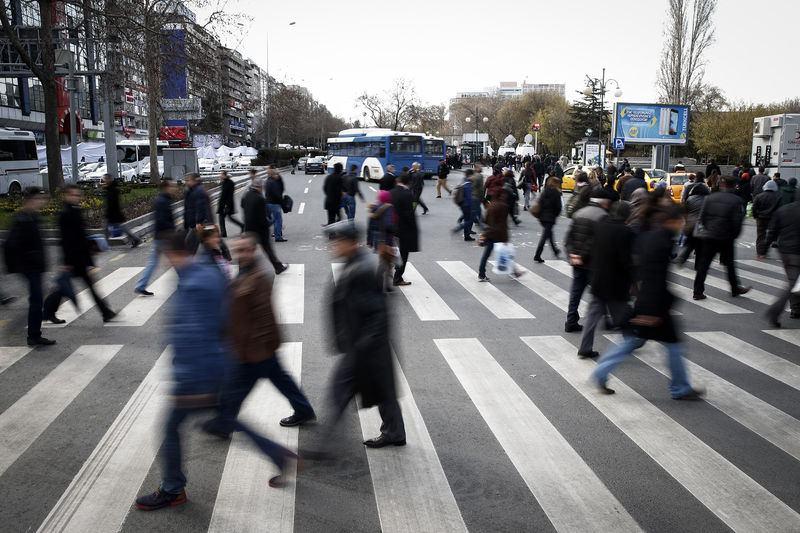 <p>Hasar gören dükkanlardaki yenileme çalışmalarının tamamlanmasının ardından yolun yaya trafiğine açılması bekleniyor.</p>
<p> </p>