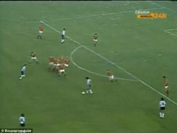 <p>13 Haziran 1982'de oynanan maçta Maradona, topu orta sahadan alarak Belçika yarı sahasına doğru ilerliyordu. Tam da bu sırada Maradona, Belçikalı savunma oyuncusu Luc Millecamps tarafından yere düşürüldü ve Arjantin'e serbest vuruş kazandırdı. Topun başına geçen Osvaldo Ardiles, kaleye vurmak yerine topu ceza alanı dışında bekleyen Maradona'ya verdi.</p>
