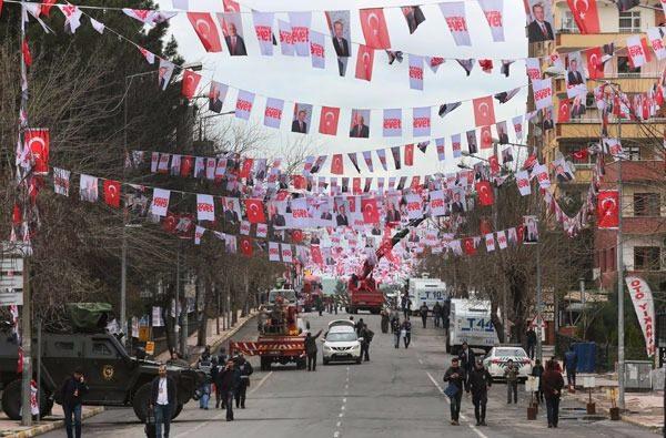 <p> Çevre illerden takviye polis gönderilirken, Erdoğan’ın geçiş yapacağı yollarda belirli aralıklara polisler konuşlandırıldı ve kontrol noktaları oluşturuldu.</p>