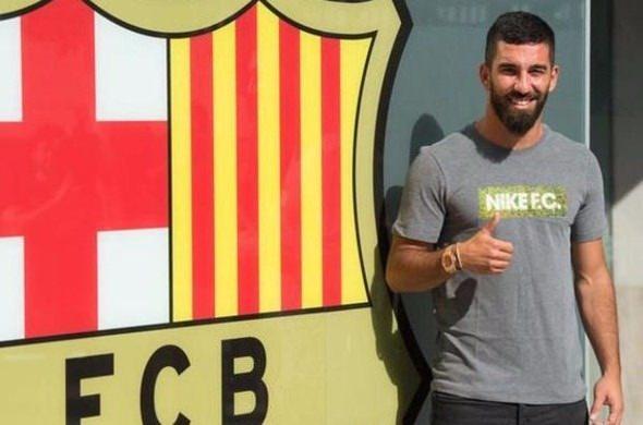 <p>Barcelona’ya 41 milyon euro bonservis bedeli ile Atletico Madrid’den transfer olan Arda Turan ise 7 milyon euro garanti ücret alıyor. Lakin Arda’nın senelik maaşı İspanya’da futbolculardan alınan yüzde 52 oranındaki vergi sebebiyle 3 milyon 380 bin euro’ya kadar düşüyor. İngiltere’deyse futbolcular yüzde 45 vergi veriyor.</p>
