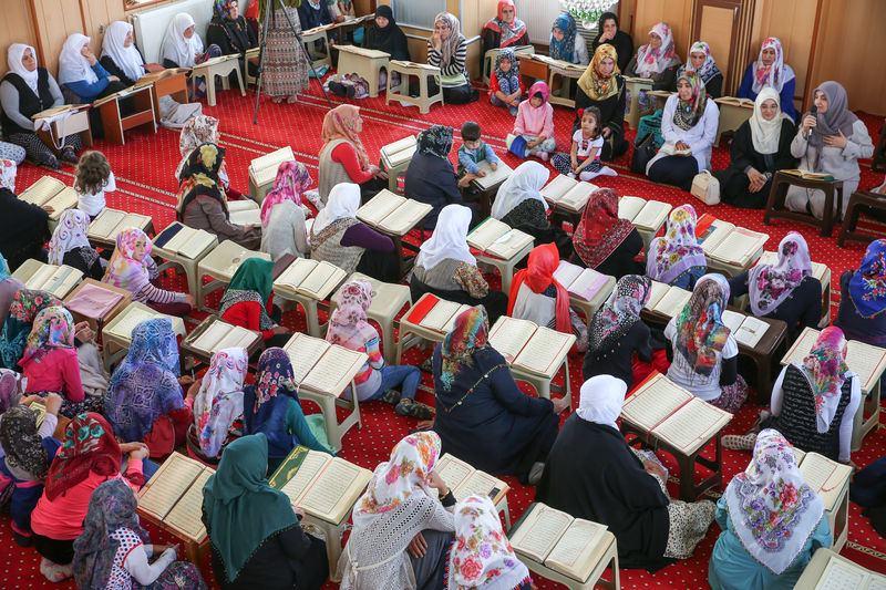 <p>Kent genelindeki camilerde bir araya gelen vatandaşlar, ramazan ayında huzurlu bir şekilde ibadetlerini gerçekleştirmenin mutluluğunu yaşıyor.</p>

<p> </p>
