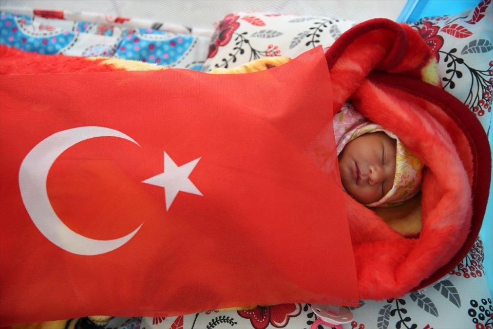 <p>Cumhurbaşkanı Recep Tayyip Erdoğan'ın talimatı, Başbakan Ahmet Davutoğlu'nun koordinasyonunda Ukrayna'dan Türkiye'ye getirilerek Erzincan'ın Üzümlü ilçesine yerleştirilen Ahıska Türkü aile, bebek heyecanı yaşadı.</p>
