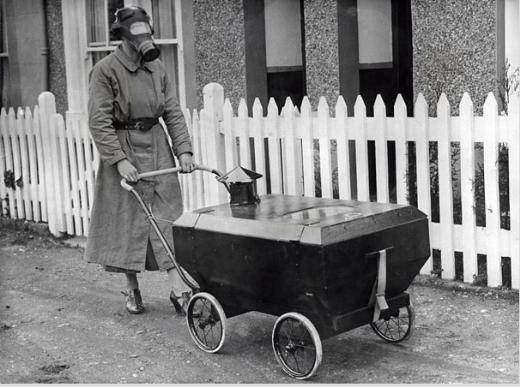 <p>Gaz geçirmeyen bebek arabası, İngiltere, 1938</p>
