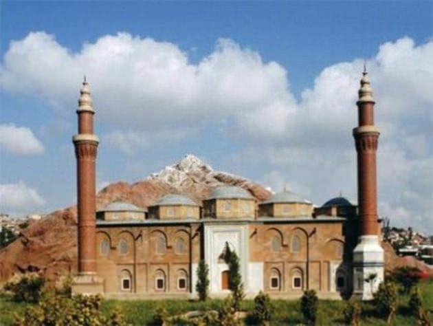 <p>BURSA ULU CAMİİ</p>

<p> </p>
