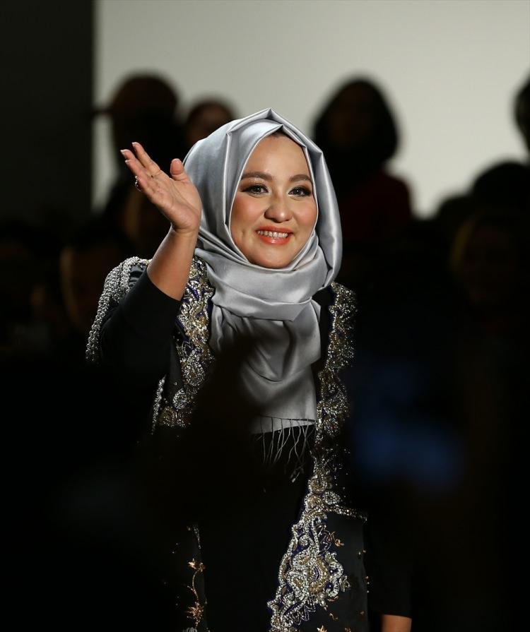 <p>Endonezyalı Müslüman modacı Anniesa Hasibuan, defilede Sonbahar/Kış koleksiyonunu sergiledi.</p>
