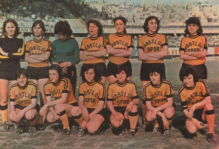 <p>DOSTLUKSPOR 1977</p>

<p>Soldan sağa</p>

<p><strong>Ayaktakiler:</strong> Nesrin, Deniz, Lale Orta, Filiz, Filiz, Adalet, Füsun.</p>

<p><strong>Oturanlar:</strong> Özgül, Neşe, Zehra, Yasemin, Hande, Naime.</p>

