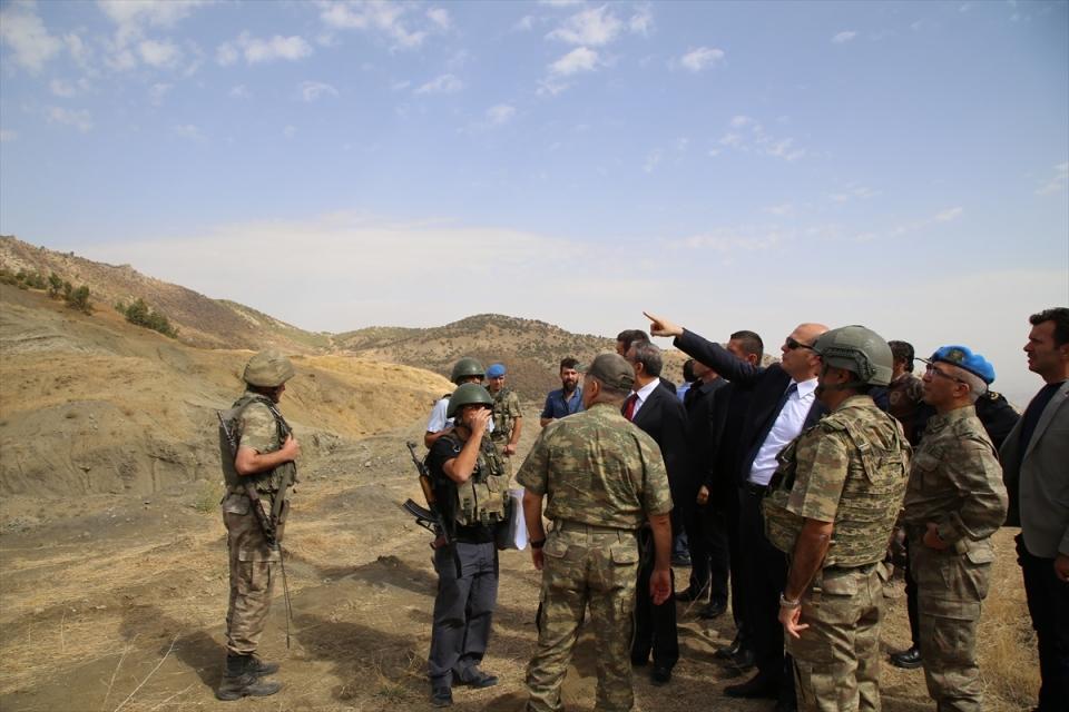 <p>Şırnak'ta temaslarını sürdüren Bakan Soylu, beraberinde Jandarma Genel Komutanı Orgeneral Yaşar Güler, Şırnak Valisi Ali İhsan Su ile 6 askerin şehit düştüğü saldırının gerçekleştiği Namaz Dağı bölgesine geçti.</p>

<p> </p>
