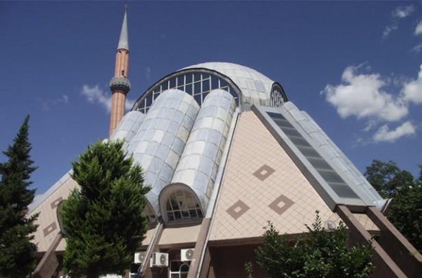 <p><strong>MEHMET ÇAVUŞ CAMİİ: </strong>Kadıköy’de bulunan Modern Mehmet Çavuş Camii’nde geçmişten bugüne kültürümüzde bulunan tasarım anlayışı, ana kubbede kendini göstermiş. Kubbenin dört tarafı, üçerli yatay beşik örtü sistemiyle sarılmış. Son cemaat yerinde beşik örtü mimari tarzı kullanılmış.</p>
