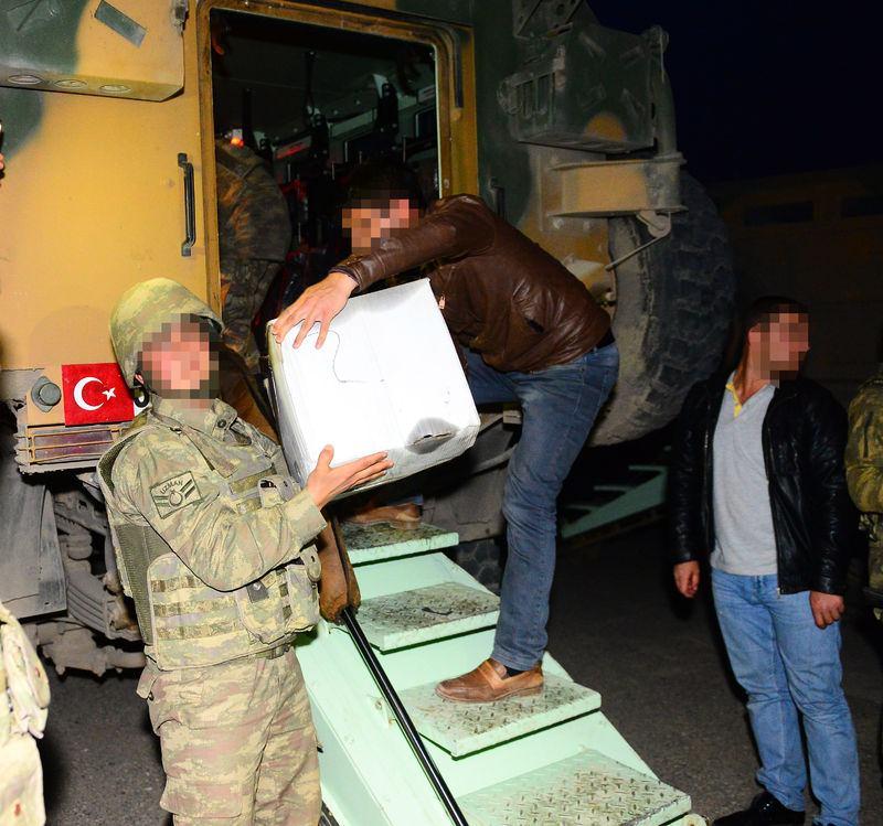 <p>Terör örgütü PKK mensuplarına yönelik operasyon nedeniyle sokağa çıkma yasağının sürdüğü Şırnak'ta vatandaşlara gıda yardımları güvenlik güçlerince ulaştırılıyor.</p>