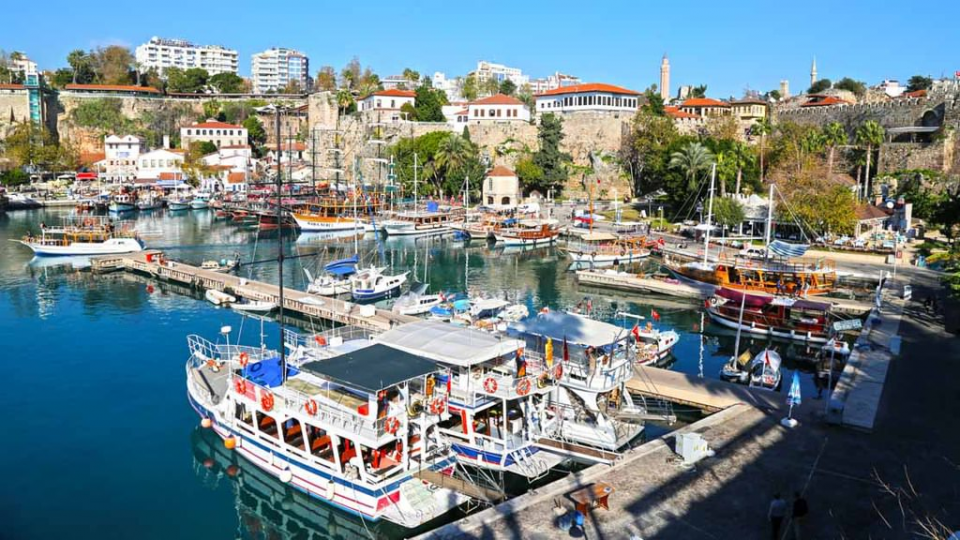 <p>Antalya ve Bursa illerinden birinde çocuğuyla birlikte aynı evde ikamet etmek.</p>

<p> </p>
