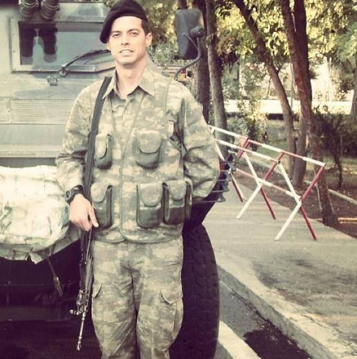 <p><strong>ALP ASKERDE</strong><br />
Ünlü sunucu Alp Kırşan askerlik günlerine ait bir fotoğrafı Instagram sayfasında paylaştı.</p>
<p>Kırşan fotoğrafın altına 'Şırnak' notunu düştü.</p>