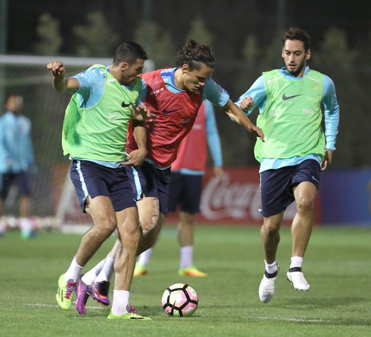 <p> İlk 15 dakikası basına açık olan antrenmanda futbolcular, çalışmalarına koşu ve ısınma hareketleri ile devam etti.</p>
