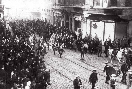 <p> İşgal kuvvetleri bando eşliğinde Tünel’den Taksim’e doğru zafer edalarıyla ilerliyor</p>
