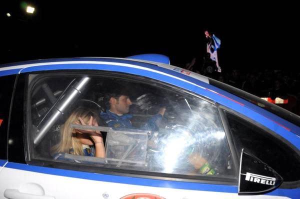 İtalya'da gerçekleştirilen bir ralli büyük bir trajediye sahne oldu. Yoldan çıkan araç yanarak kül oldu. Aracın içinde bulunan 10 yıldır beraber yaşayan nişanlı çift yani pilot ve yardımcısı yanarak feci şekilde can verdi.
