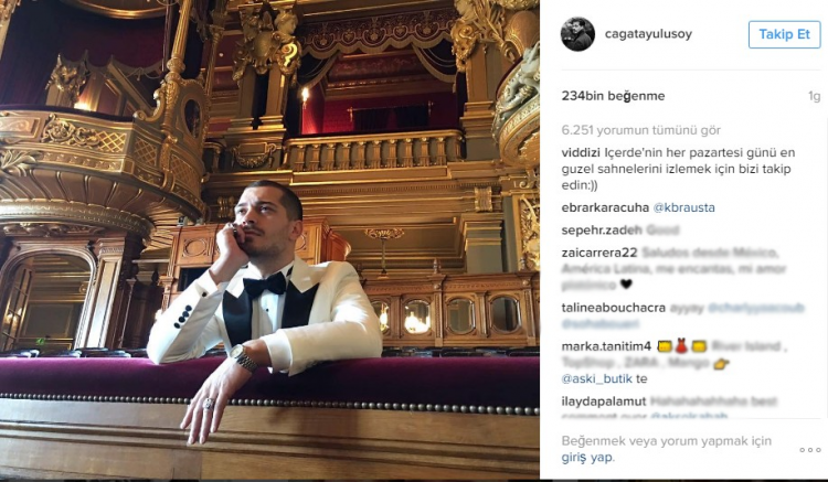 <p>Beyaz takım elbisesi ile tiyatro salonunda objektife poz veren Ulusoy'un paylaşımı büyük beğeni topladı.</p>