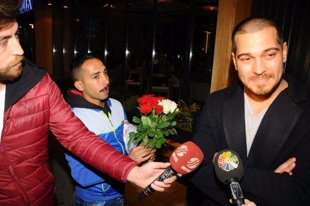 <p>‘İçerde’ dizisiyle çok konuşulan oyuncu Çağatay Ulusoy, önceki akşam Kuruçeşme’deki bir restaurantta arkadaşlarıyla bir araya geldi.</p>
