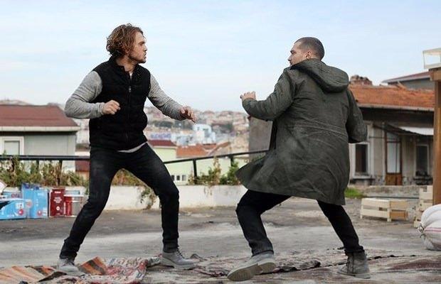 <p>İlk kez böyle bir karakteri canlandırdığım için hâlâ çalışmalara devam ediyorum” dedi.</p>