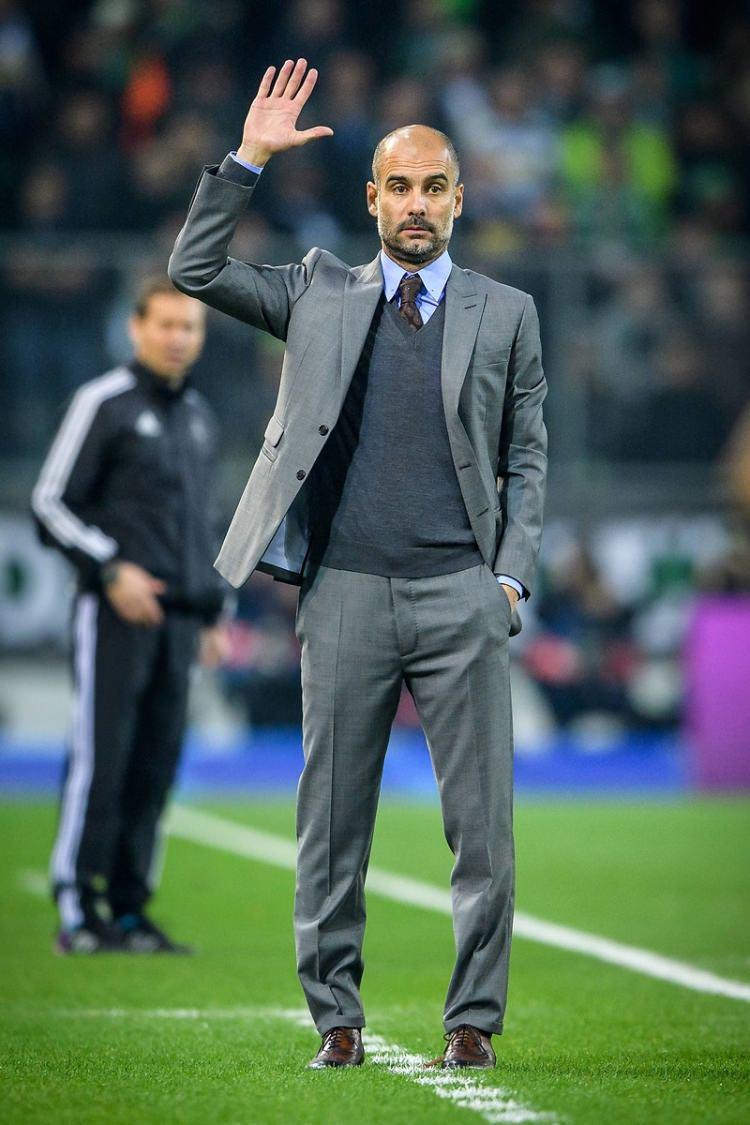 <p>Manchester City Teknik Direktörü Guardiola, Cüneyt Çakır'ın Fernandinho'ya kırmızı kart göstermesinin ardından saha kenarında deyim yerindeyse çılgına döndü.</p>
