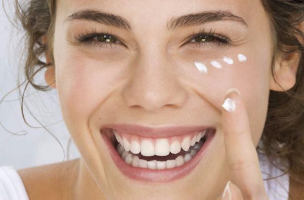 <p>Yatmadan önce retinol veya glikolik asit içeren bir kremi maske şeklinde yüzünüze sürün. Sabah kalktığınızda ölü derilerinden arınan cildiniz ışıl ışıl görünecektir.</p>
