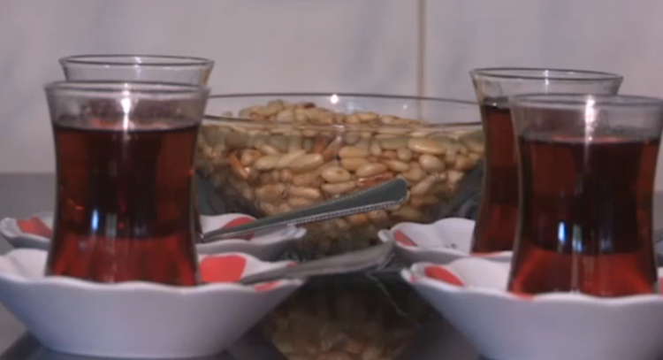 <p>Kozak Yaylası'ndaki Aşağıcuma Mahallesi Muhtarı Mehmet Çamgül, "cilveli çay" kültürünün geçmişten gelen bir gelenek olduğunu, </p>
