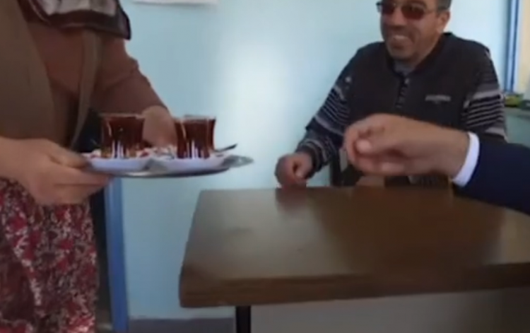 <p>Köylülerin geçim kaynağı olduğu için çam fıstığını satmak istiyorlar.</p>
