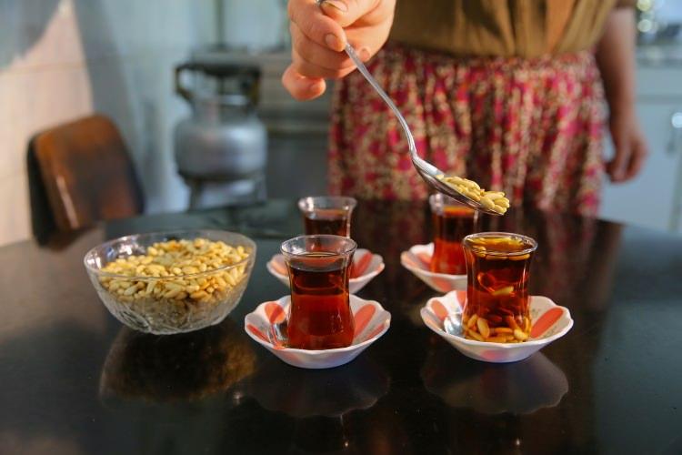 <p>Yöreye dışarıdan gelenlerin "cilveli çayı" ilk kez gördüklerinde şaşırdıklarını anlatan Çamgül, şöyle konuştu:</p>
