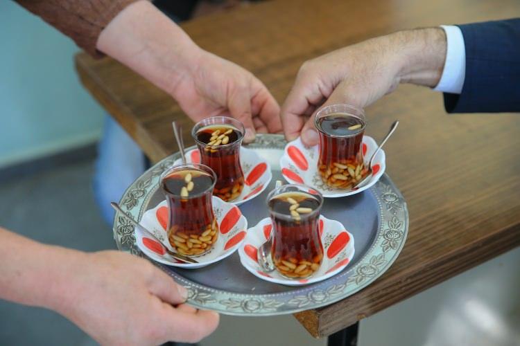 <p>Çam fıstığı tüketmenin bir yolu da çayla birlikte içmektir. </p>
