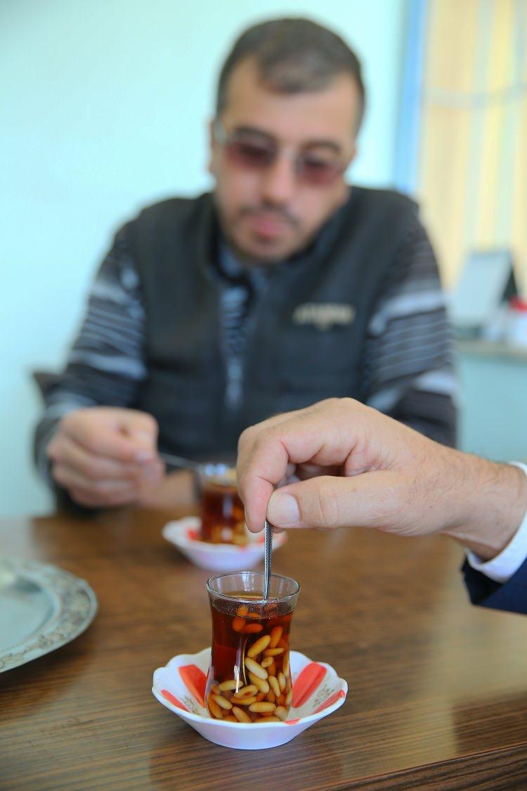 <p>Eskiden ninelerimiz, dedelerimiz kavururlar günlük olarak kendileri de cilveli çay yaparlarmış</p>