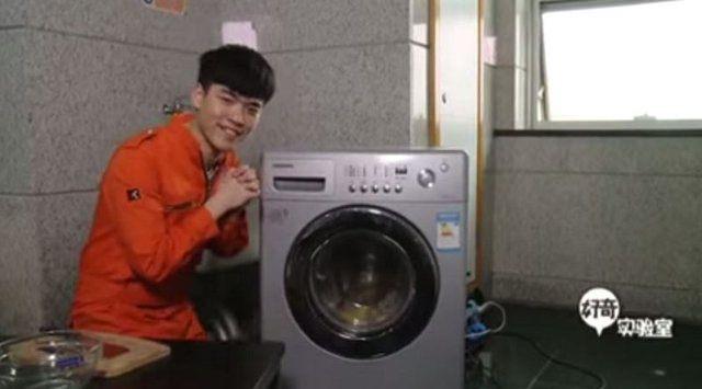 <p><strong>Gariplikler ülkesi Çin</strong></p>

<p>Çinli adam yemeğini yapmak için çamaşır makinesini kullanınca sosyal medyada gündem konusu oldu.</p>
