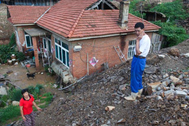 <div>Sonunda çinli adamın evi adeta inşaat molozlarının ortasında koyboldu. Dört bir yani kapanan evin görüntüleri şaşkınlık yarattı.</div>

<div> </div>
