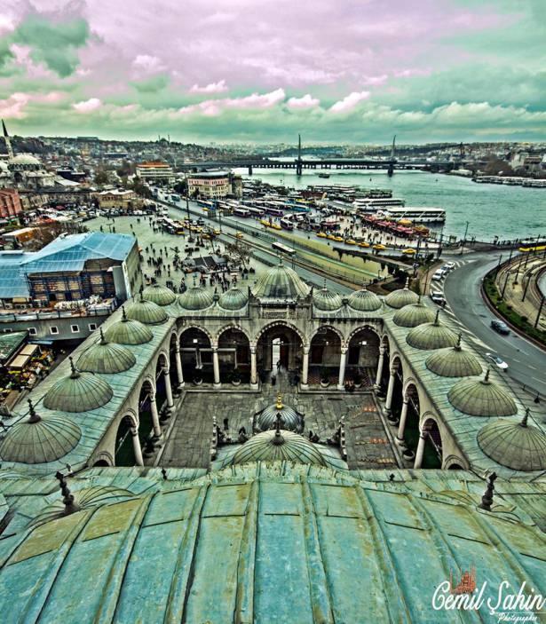 <p>Eminönü Yeni Cami avlusu</p>
